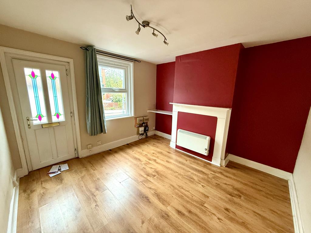 Lot: 160 - MID-TERRACE HOUSE FOR REFURBISHMENT - Living room